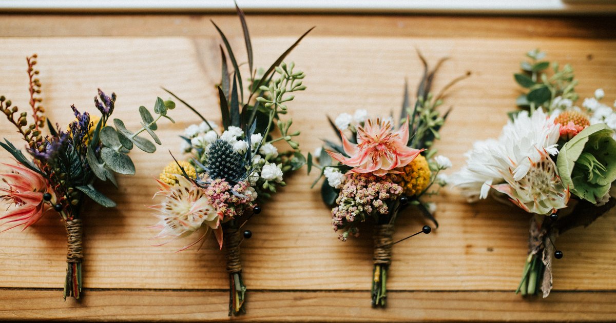 DIY mariage : comment faire une boutonnière avec des fleurs - Marie Claire